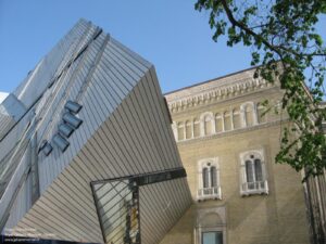 intersection-between-old-and-the-newcroyal-ontario-museum